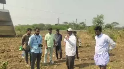 ಸೇಡಂ: ಮಳಖೇಡ ಬಳಿಯ ಸಿಮೆಂಟ್ ಕಾರ್ಖಾನೆಯಿಂದ ರಾಸಾಯನಿಕ ವಾಯುಮಾಲಿನ್ಯ ಆರೋಪ ಹೊಲಗಳಿಗೆ ಅಧಿಕಾರಗಳ ಬೇಟಿ
