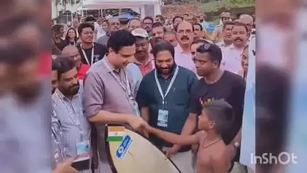 വർക്കല: ഇടവയിൽ നടക്കുന്ന അന്താരാഷ്ട്ര സർഫിങ് ഫെസ്റ്റിവലിലെ ആദ്യ റൗണ്ട് മത്സരങ്ങൾ വൈകിട്ടോടെ അവസാനിച്ചു