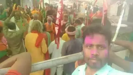 प्रखंड क्षेत्र के कितापथार गांव में 24 घंटे का अखंड हरी कीर्तन का आयोजन किया गया था जिसका समापन शनिवार को हुआ