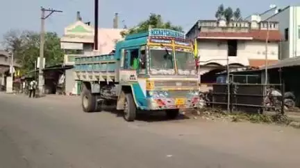 குறிஞ்சிப்பாடி: தம்பி பேட்டையில் சாலையின் ஓரமாக நின்றிருந்த லாரி ஓட்டுனரை தாக்கி பணம் பறிப்பு, போலீசார் விசாரணை