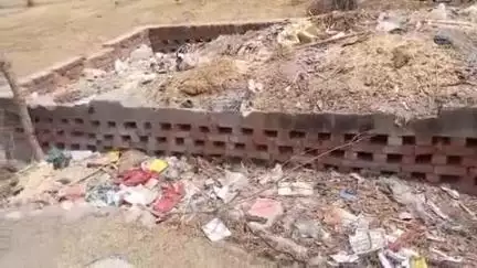 कचरा दानी के कचरे से पास का कुआं मैं  रहा है प्रदूषण ग्राम पंचायत  खौडेरा सरपंच कचरा हटवाकर‌  प्रदूषण कुएं को बचाएं