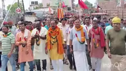 जयनगर वार्ड नं.12 गरही टोला में हर वर्ष की भांति इस वर्ष भी राजा सलहेस पूजन को ले निकाली गई भव्य कलश शोभा यात्रा व झांकी