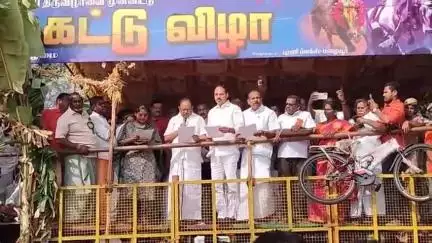 கறம்பக்குடி: மீனம்பட்டி கிராமத்தில் கோவில் திருவிழாவை முன்னிட்டு ஜல்லிக்கட்டு போட்டிகளை அமைச்சர் ரகுபதி MLA  முத்துராஜா துவக்கி வைத்தனர்