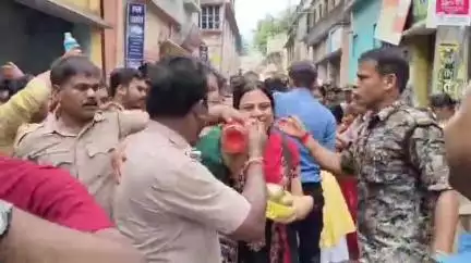 কান্দি: গাজন উপলক্ষ্যে কান্দিতে ঘাড়ে করে পরিক্রমা করানো হল রুদ্রদেবকে, উৎসাহ দিলেন IC