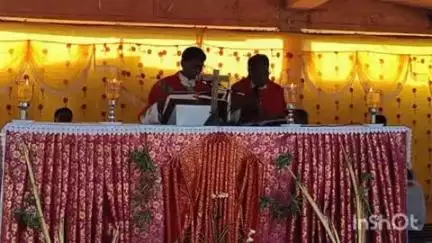 बसिया: खजूर पर्व पर संत अन्ना चर्च कोनबीर नवाटोली में मसीही विश्वासियों की भीड़ उमड़ी, पवित्र मिस्सा का अनुष्ठान हुआ