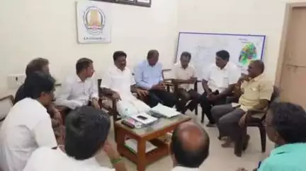 திருச்செங்கோடு: சட்டமன்ற உறுப்பினர் அலுவலகத்தில் முன்னாள் மாணவர்கள் சங்க புதிய நிர்வாகிகள் எம்எல்ஏ ஈஸ்வரனை சந்தித்து வாழ்த்து பெற்றனர்