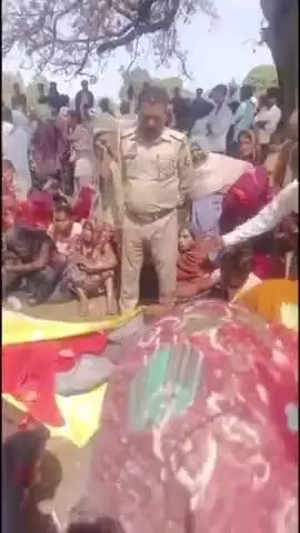 #प्रयागराज
लोहनपुर विधान सभा करछना में गेहूं का बोझ ना ढोने पर एक दलित  देवी शंकर को ठाकुरों द्वारा पीट पीट कर मार कर जला दिया गया
#क्या सामंतवादी मानसिकता का इससे बड़ा कोई उदाहरण हो सकता है
आदरणीय Akhilesh Yadav जी