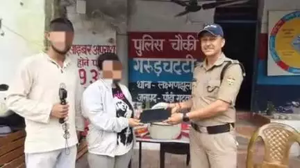 यमकेश्वर: गरूड़ चट्टी में महिला पर्यटक का छूटे हुए सामान और कीमती Apple iPad पुलिस जवान ने सकुशल महिला के सुपुर्द किया
