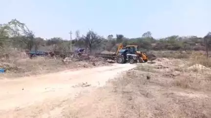 ನಲ್ಲಗುಟ್ಲಹಳ್ಳಿ ಗ್ರಾಮದಲ್ಲಿ ಅಕ್ರಮ ಮಣ್ಣು ದಂಧೆ, ಕಣ್ಣು ಮುಚ್ಚಿಕುಳಿತ ಅಧಿಕಾರಿಗಳು