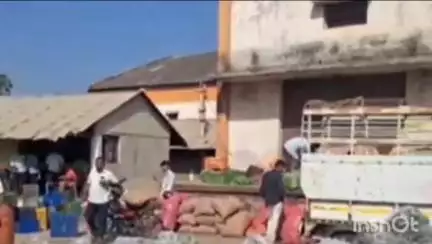 माढा: भाजीपाला व शेतीमालाचे दर कोसळले; कुर्डवाडीत शेतकऱ्यांचे आंदोलन