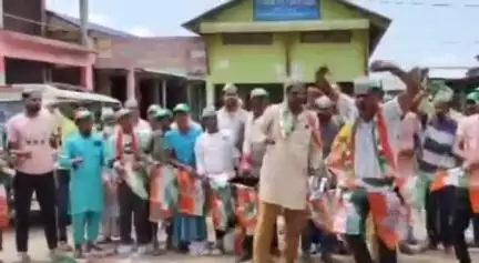 চেঙা: বাঘমাৰাচৰত টিকটৰ নামত ধন লোৱাৰ অভিযোগত  সাংসদ ৰকিবুল হুছেইনৰ বিৰুদ্ধে প্ৰতিবাদ, দুই শতাধিক কংগ্ৰেছ কৰ্মীৰ দল ত্যাগ