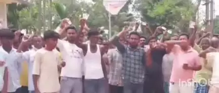 নগৰবেৰা: নগৰবেৰাৰ জামলাইত শ শ ভোটাৰ ৰাইজৰ উত্তাল প্ৰতিবাদ, ৰাজপথ অৱৰোধ কৰি ভোটাৰ ৰাইজে সাব্যস্ত কৰে প্ৰতিবাদ