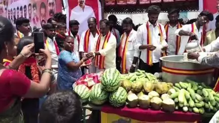 சின்ன சேலம்: நைனார்பாளையத்தில்  தவெக சார்பில் நீர்மோர் பந்தல் திறந்து வைத்து பேருந்தில் அமர்ந்திருந்த பயணிகளுக்கு தர்பூசணி வழங்கிய மாவட்ட செயலாளர்
