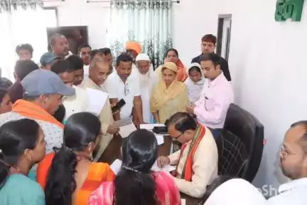 मंत्री श्याम बिहारी जायसवाल ने खड़गवां रतनपुर निवास कार्यालय में लोगों से की आत्मीय भेंट, जनदर्शन में सुनीं समस्याएं