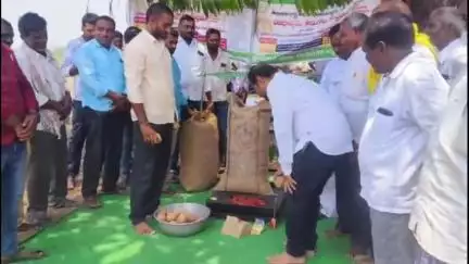 వీణవంక: మండలంలోని ఎల్బాక, గంగారం గ్రామంలో ప్రాథమిక వ్యవసాయ సహకార సంఘం ఆధ్వర్యంలో వరి ధాన్యం  కొనుగోలు కేంద్రం ప్రారంభం