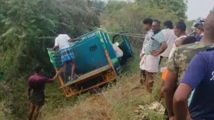 குஜிலியம்பாறை: செங்காளியூரில் சரக்கு வேன் பள்ளத்தில் இறங்கி விபத்து ஆறு பேர் காயம்