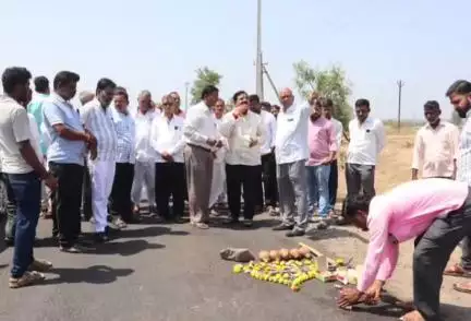 ರಾಯಬಾಗ: ಕಬ್ಬೂರ ಗ್ರಾಮದಲ್ಲಿ ರಸ್ತೆ ಅಭಿವೃದ್ಧಿ ಕಾಮಗಾರಿಗೆ ಶಾಸಕ ದುರ್ಯೋಧನ ಐಹೊಳೆ ಚಾಲನೆ