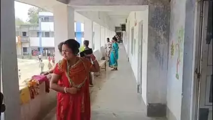 কালিয়াচক ৩: উত্তপ্ত মুর্শিদাবাদ, চোখে মুখে আতঙ্ক নিয়ে গঙ্গা পার হয়ে প্রাণ বাঁচাতে আশ্রয় মালদার বৈষ্ণবনগরের পারলালপুর হাই স্কুলে