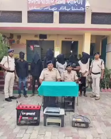 लहलादपुर: जनता बाजार थाना क्षेत्र के ग्राहक सेवा केंद्र में हुई चोरी का पुलिस ने किया खुलासा, 6 अभियुक्त गिरफ्तार