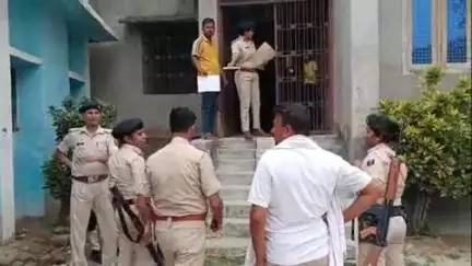 मधुबन: मधुबन पुलिस ने रविवार को अलग-अलग गांवों में विभिन्न कांडों में कोर्ट के फरार 13 अभियुक्तों के घरों पर चस्पाया इश्तेहार