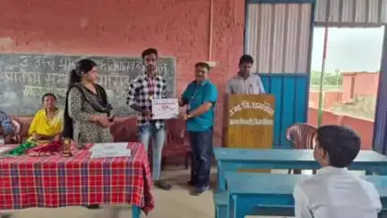 परसौनी: धनकौल के उत्क्रमित उच्च विद्यालय में इंटरमीडिएट परीक्षा में बेहतर प्रदर्शन करने वाले छात्रों को सम्मानित किया गया