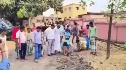 बरहरुवा: बिशनपुर गांव में सड़क निर्माण कार्य में अनियमिता की शिकायत पर विधायक प्रतिनिधि बरकत खान ने किया निरीक्षण