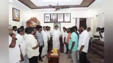 ஸ்ரீவில்லிபுத்தூர்: திருத்தங்களில் முன்னாள் அமைச்சர் இல்லத்தில் முன்னாள் அமைச்சர் முன்னிலையில்  50க்கும் மேற்பட்ட இளைஞர்கள் தங்களை அதிமுகவில் நிறுத்திக் கொண்டனர்