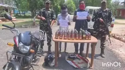 मधवापुर: मधवापुर एसएसबी कैम्प के जवानों ने 67 बोतल शराब और बाइक के साथ दो धंधेबाजों को किया गिरफ्तार
