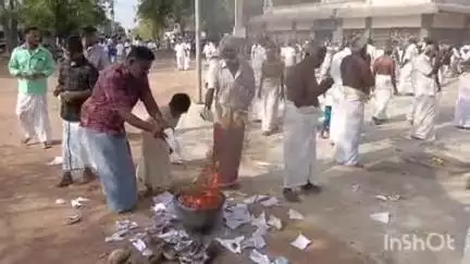 மேலூர்: தமிழ் புத்தாண்டை முன்னிட்டு பாரம்பரிய முறைப்படி வெள்ளலூரில் வெற்றிலை வைத்து வழிபாடு நடத்தும் 62 கிராம மக்கள்