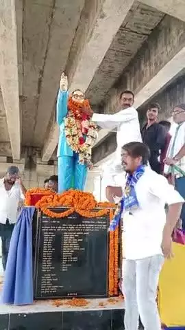 मानव वादी जनता पार्टी की ओर से बाबा साहेब की जयंती पर अम्बेडकर जी के मूर्ति पर माल्यार्पण किया गया ।