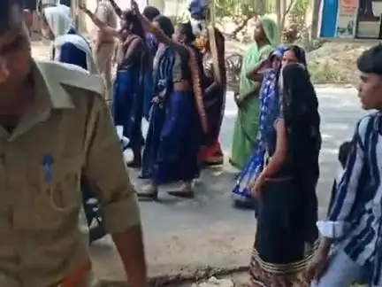 14 अप्रैल संविधान निर्माता बाबासाहेब अंबेडकर जयंती के शुभ उपलक्ष में रैली निकालते करमपुर बरसावां अंबेडकर निवासी