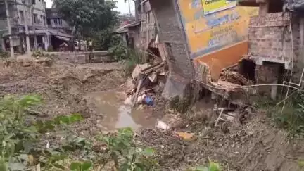 শহিদ মাতঙ্গিনী: নোনা কুড়ি বাজারে নিয়ম মেনে কাটা হয়নি নাসাখাল; ক্ষতিগ্রস্ত একাধিক দোকান, সমস্ত দোকানদারদের নিয়ে বিক্ষোভ বাজার কমিটির