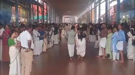 കൊടുങ്ങല്ലൂർ: ഗുരുവായൂർ ക്ഷേത്രത്തിൽ വിഷുക്കണി ദർശനത്തിനായി ആയിരക്കണക്കിന് ഭക്തരെത്തി