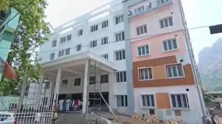 திருச்செங்கோடு: பரமத்தி சாலையில் ரூ. 23 கோடி மதிப்பீட்டில் கட்டப்பட்டு வரும் அரசு மருத்துவமனை கட்டிடத்தை ஆட்சியர் உமா ஆய்வு செய்தார்
