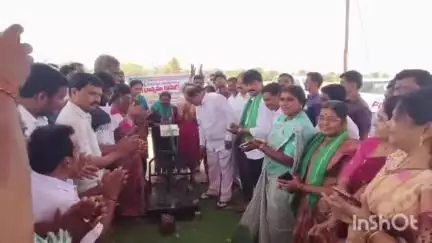 నడికూడలో గ్రామ సమైక్య ఆధ్వర్యంలో ఏర్పాటుచేసిన వరి ధాన్యం కొనుగోలు కేంద్రాన్ని అధికారులతో కలిసి పరకాల ఎమ్మెల్యే రేవూరి