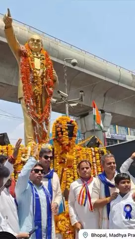 बोर्ड ऑफिस चौराहा ,भोपाल स्थित संविधान निर्माता ,भारत रत्न परम पूज्य डॉ भीमराव अम्बेडकर जी प्रतिमा पर माल्यार्पण कर नमन किया |
#drbhimraoambedkar #जयभीम #jaybhim