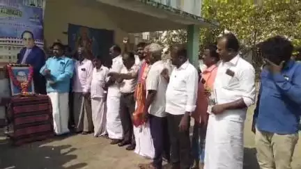 இலுப்பூர்: அண்ணன் அம்பேத்கரின் பிறந்த நாளை முன்னிட்டு காவேரி நகரில் விசிக  வினர் கொடியேற்றி இனிப்புகள் வழங்கி வீரவணக்கம் செலுத்தினர்