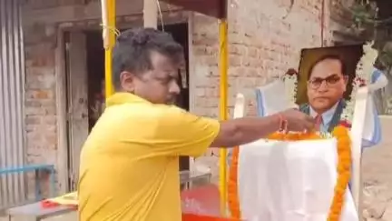 নন্দকুমার: প্রতিকৃতিতে পুষ্পস্তবক অর্পণসহ সেবামূলক কর্মসূচির মধ্য দিয়ে নন্দকুমারে বিভিন্ন স্থানে পালিত হল বি আর আম্বেদকরের জন্মদিবস