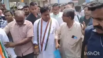 কালিয়াচক ৩: পার লালপুর হাই স্কুলে আশ্রয় নেওয়া মানুষদের সঙ্গে দেখা করে সাহায্য প্রদান করলেন BJP-র রাজ্য সভাপতি সহ অন্যান্যরা