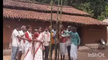 इटकी: गांव कुली टंगराटोली में राजी पड़हा सरना प्रार्थना सभा ने सरना झंडा गाड़ा कार्यक्रम का किया आयोजन