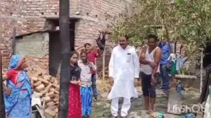 চাঁচল ২: ভাকরি এলাকায় বিধ্বংসী আগুনে ক্ষতিগ্রস্ত পরিবারের সাথে দেখা করলেন বিধায়ক