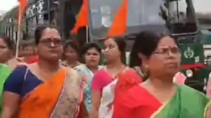 নকশালবাড়ি: মুর্শিদাবাদে মতো বিশৃঙ্খলা পরিস্থিতি রুখতে নকশালবাড়ি থানায় স্মারকলিপি প্রদান করল বিশ্ব হিন্দু পরিষদের মহিলা সংগঠন