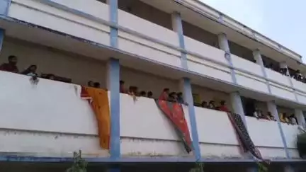 কালিয়াচক ৩: মৃত্যুকে খুব কাছ থেকে দেখেছি মুশিদাবাদ থেকে পালিয়ে পার লালপুর হাই স্কুলে আশ্রিতরা কান্নায় ভেঙে পড়ে জানালেন