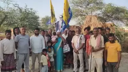 गांव बदनपुर विधानसभा क्षेत्र करहल पहुंची आम आदमी पार्टी किसान प्रकोष्ठ की टीम ने बाबा साहब की प्रतिमा की साफ सफाई की