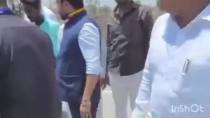 जळकोट: तालुक्यातील कोळनुर येथील अपघातग्रस्तांना आमदार संजय बनसोडे यांनी तातडीने केली मदत