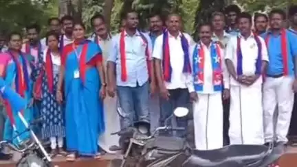 கறம்பக்குடி: நரங்கிபட்டு கிராமத்தில் VCK வின் புதிய முகாம் அமைக்கப்பட்டு 40 பேர் கட்சியின் இணைந்தனர் கொடியேற்றி விழா எடுத்த VCK வினர்