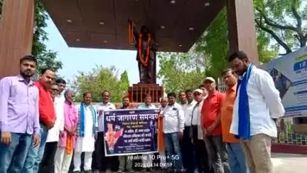 धर्म जागरण समन्वय जिला बेतिया की ओर से डॉ.बाबासाहेब भीमराव अंबेडकर जी को फूल-माला पहनाकर तथा पुष्प अर्पित कर नमन किया गय