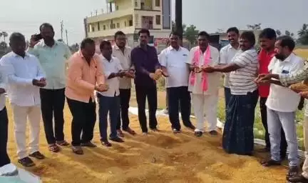 మునగాల: మండల కేంద్రంలో తడిసిన ధాన్యానికి ప్రభుత్వం మద్దతు ధర కల్పించాలని PACS ఛైర్మన్ సత్యనారాయణ
