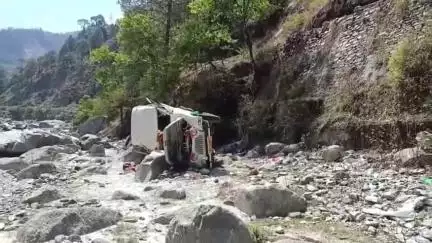घाट: नंदानगर मोटर मार्ग पर थीरपाक के पास बाराती वाहन दुर्घटनाग्रस्त, सभी सुरक्षित, यह घटना देर शाम की है