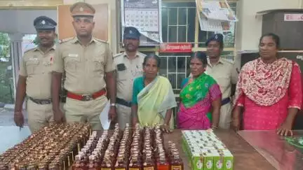 செஞ்சி: செஞ்சி பேருந்து நிறுத்தம் அருகே நூதன முறையில் ஆடை வடிவமைத்து ஆடைக்குள் மதுபான பாட்டில்கள் கடத்தி வந்த இரு பெண்கள் கைது